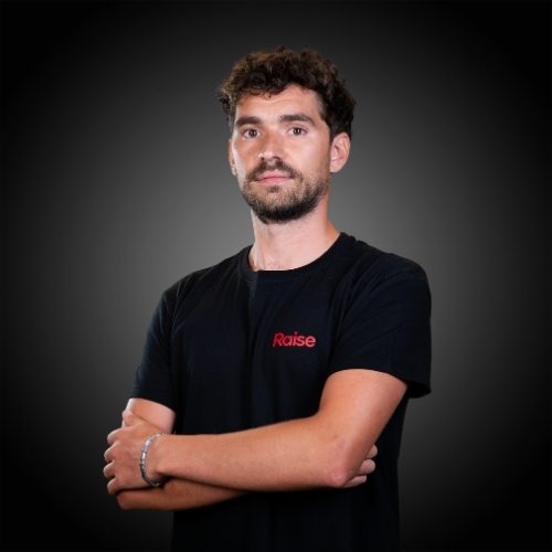 Theodore porte le Tshirt noir Raise