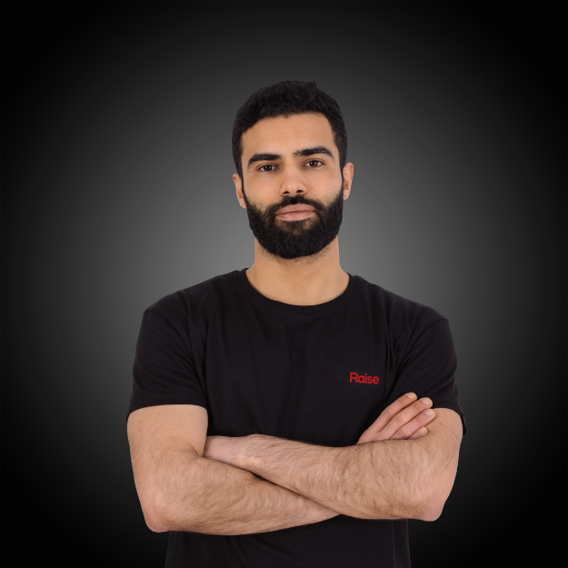 Mahdi porte le t-shirt noir Raise