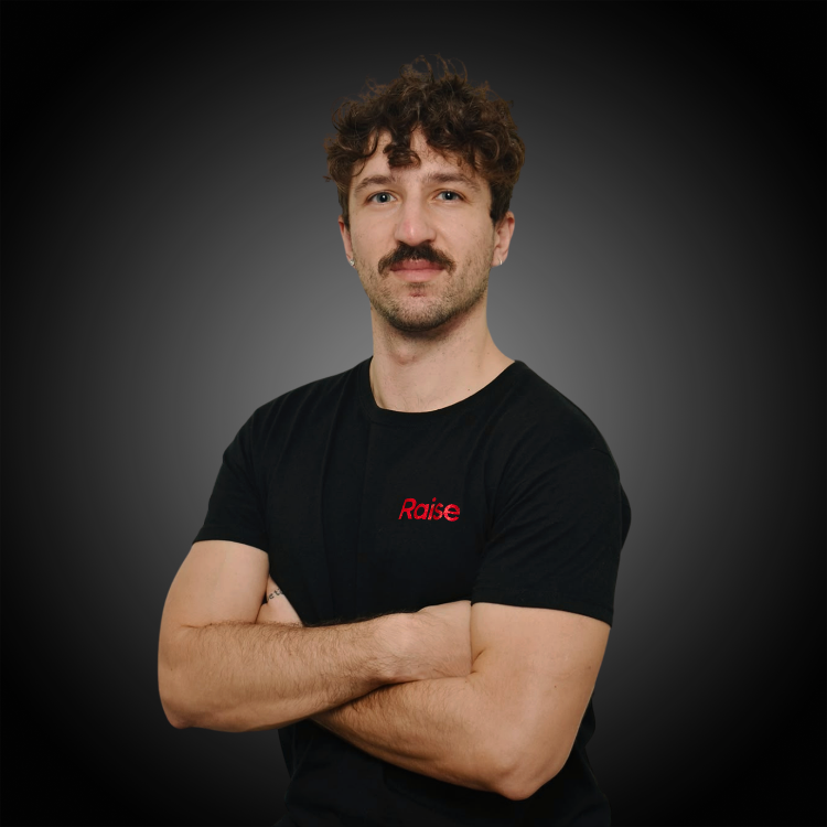 Adrien indossa la maglietta nera di Raise